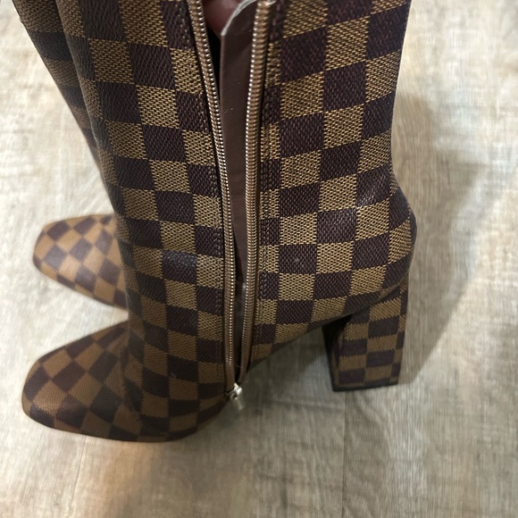 Size 7 checkered boots - Picture 4 of 4